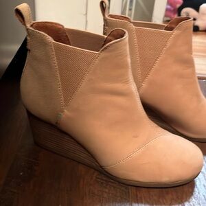 Tom’s wedge booties in tan size 9